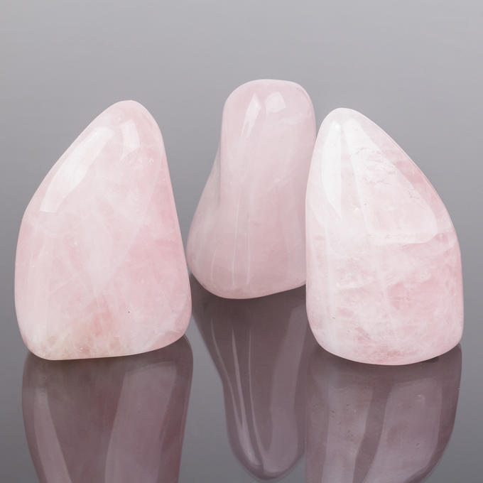 Розово белый камень. Кристаллотерапия розовый кварц. Розовый кварц Обелиск. 3114/Q розовый кварц. Розовый кварц белый.