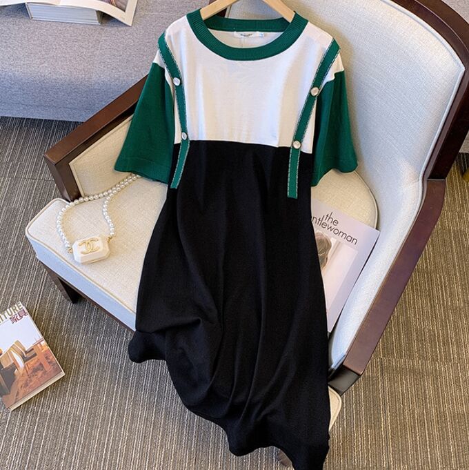 Женское трикотажное платье с короткими рукавами, декорировано пуговицами, черный/темно-зеленый/белый