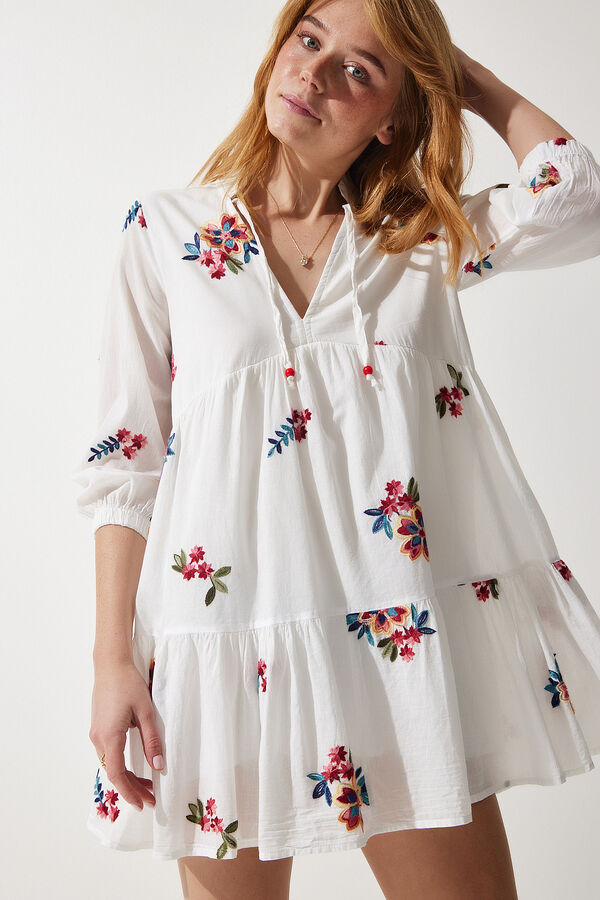 happinessistanbul Женское белое трикотажное платье с v-образным вырезом и вышивкой UB00254
