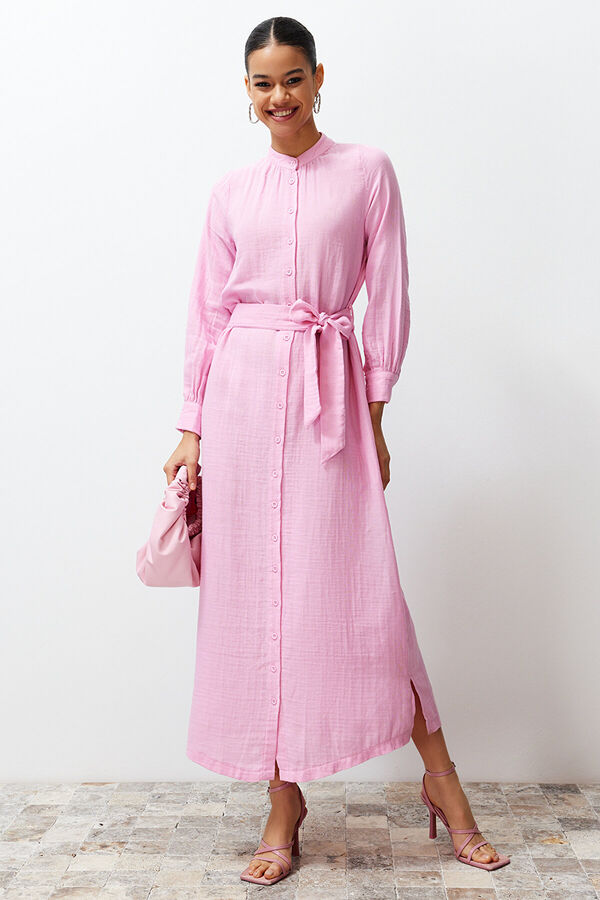 Trendyomilla Розовое однотонное платье-рубашка с отложным воротником и поясом