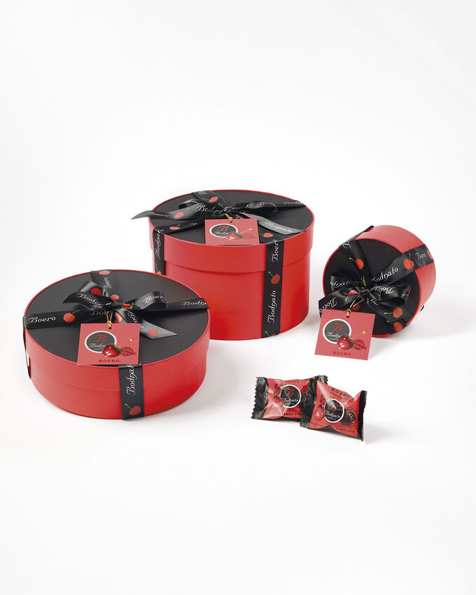Конфеты шоколадные Черешня без косточки в граппе в темном шоколаде в круглой красной подарочной коробке