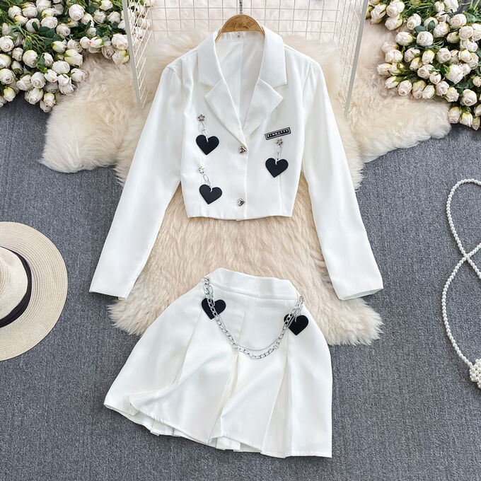 Женский костюм двойка (укороченный пиджак + мини юбка, цвет белый, с декором &quot;сердца&quot; + цепочки)
