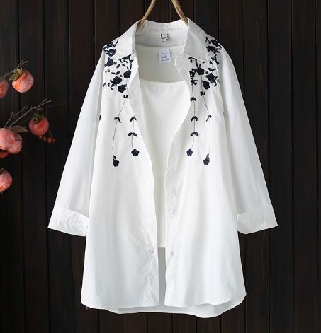 Рубашка удлиненная на пуговицах с контрастной вышивкой, белый