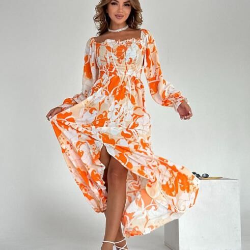 Платье приталенное ,ткань Прадо ,с квадратными вырезом ,длинный рукав ,юбка с боковым разрезом ,принт как на фото