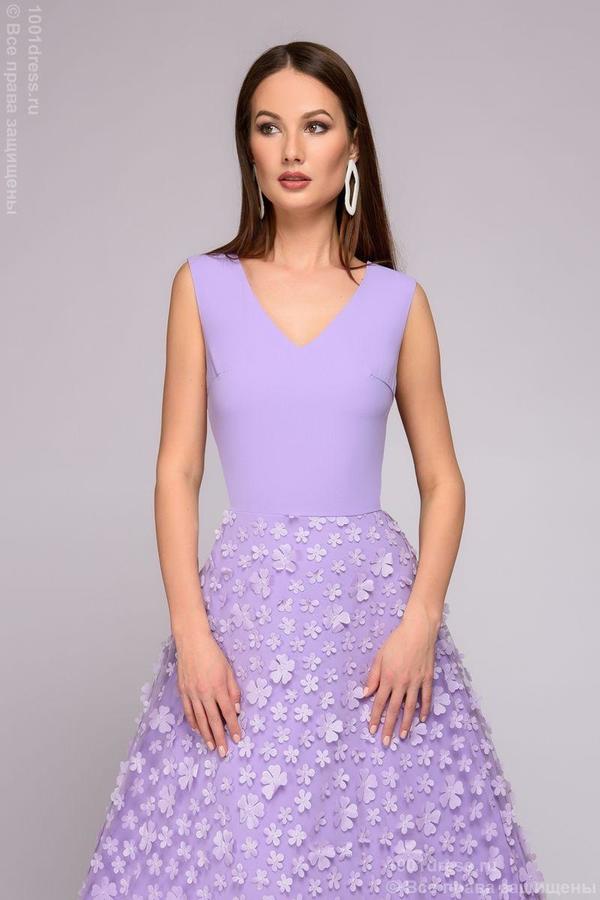 Платье лиловое длины макси с объемными цветами на юбке