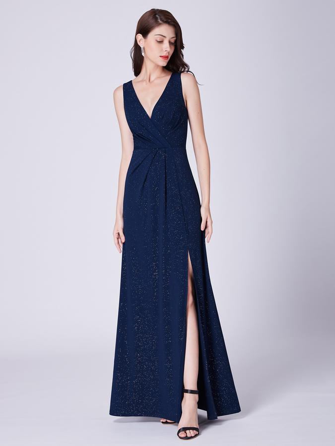 Длинное вечернее синее платье с глубоким V-образным вырезом и разрезом.