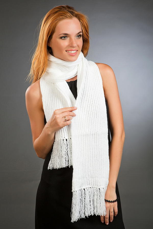 Модель шарфа. Шарф с кисточками. Кисточки на шарфик. Белый шарф женский. Классический шарф.