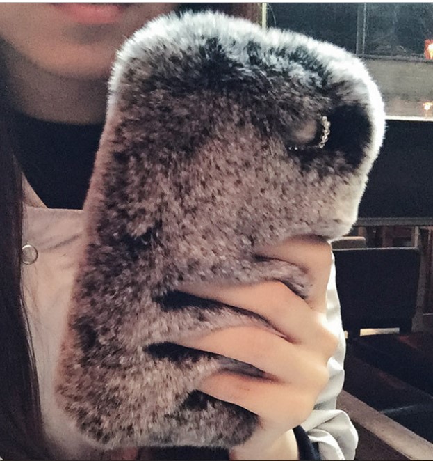 Пушистый чехол на айфон. Пушистый меховой чехол. Мех телефон. Меховой чехол для телефона. Мех телефон.