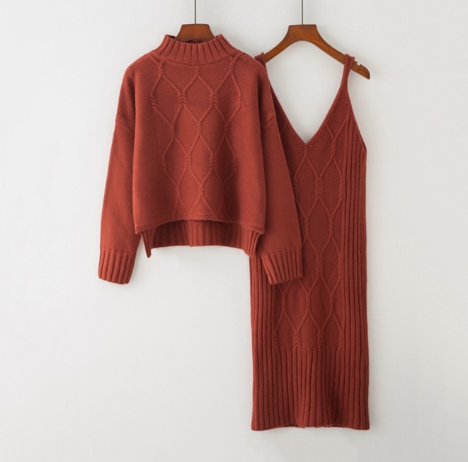 Костюм женский вязаный: свитер с длинными рукавами и платье на бретельках цвет: КАРАМЕЛЬ