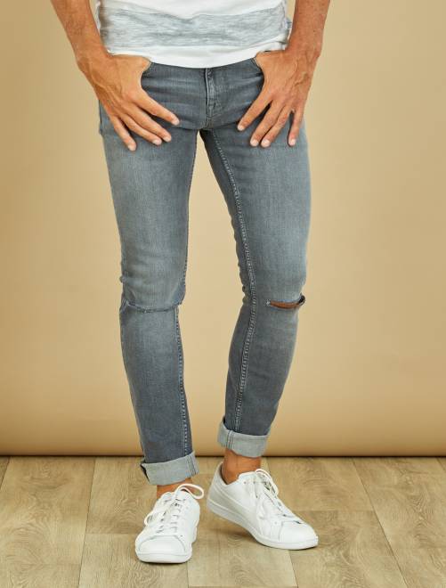 Эластичные джинсы фасона skinny с разрезами на коленях