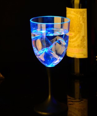 Светящийся бокал для вина и коктейлей на высокой ножке