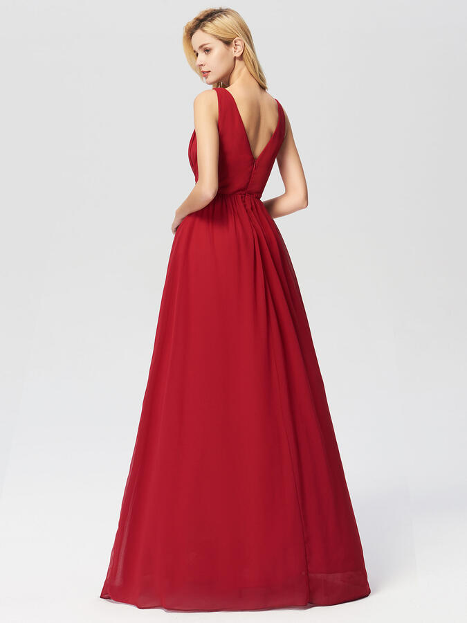 Шикарное яркое красное платье с блестящим поясом из пайеток и пышной юбкой