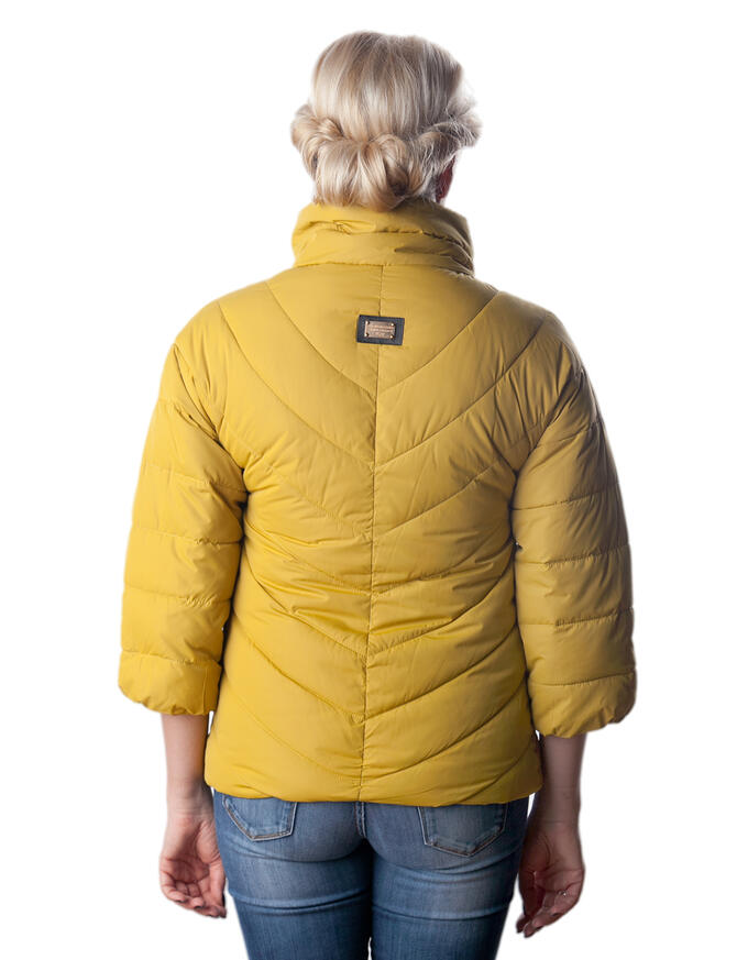 Куртка желтая женская демисезонная. Желтая куртка. Горчичная куртка. Куртка горчичного цвета женская. Пуховик женский горчичного цвета.