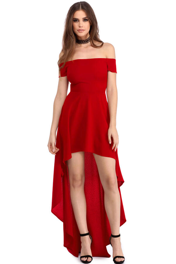 Красное вечернее платье с открытыми плечами и асимметричной юбкой со шлейфом