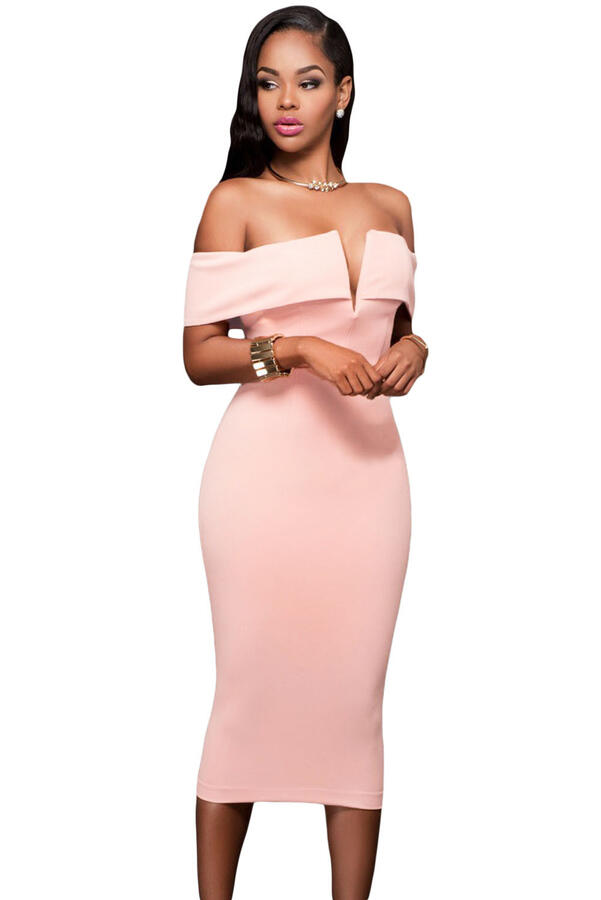 Розовое бандажное платье с открытыми плечами