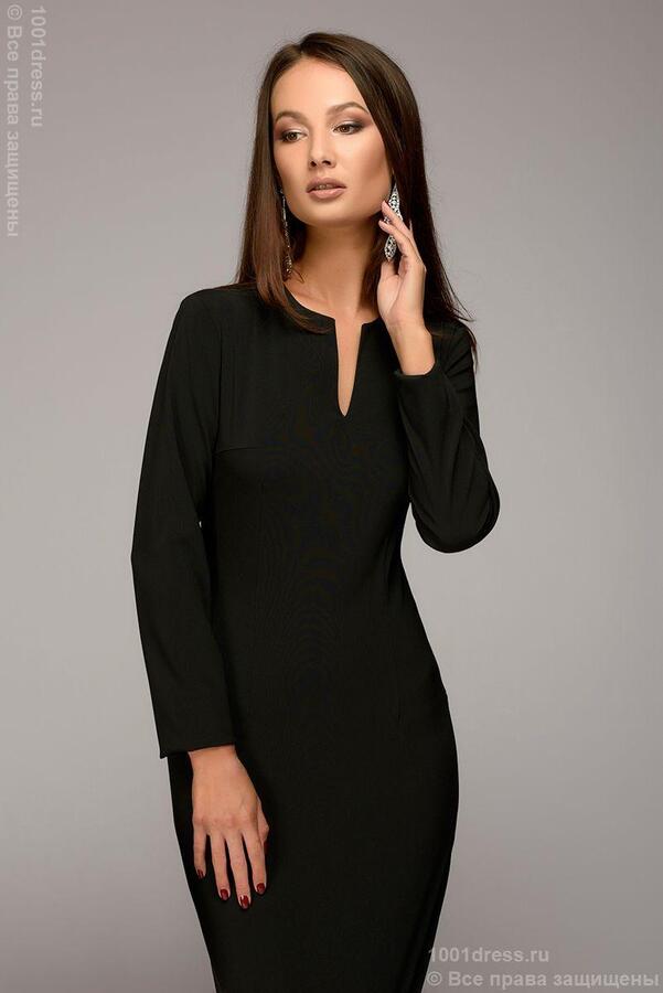 Платье-футляр черное с вырезом на груди и длинными рукавами