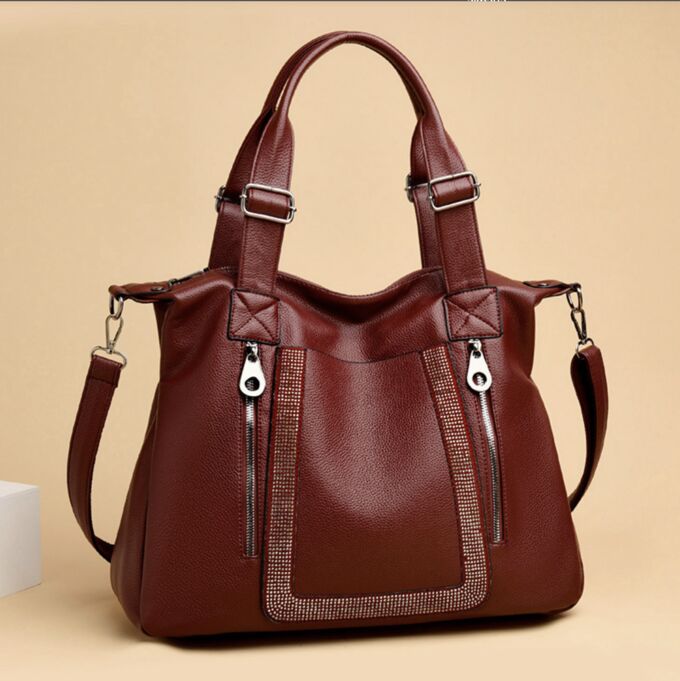 COSMOСOLLECTION_BAGS Вместительная сумка из натуральной кожи, украшенная стразами на кармане, красная