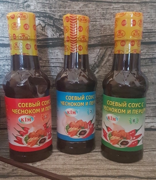 Соевый соус чин су с чесноком. Соевый соус 3 перца. Соевый соус 3 перца. Соевый соус с чесноком и перцем. Соевый соус kim.