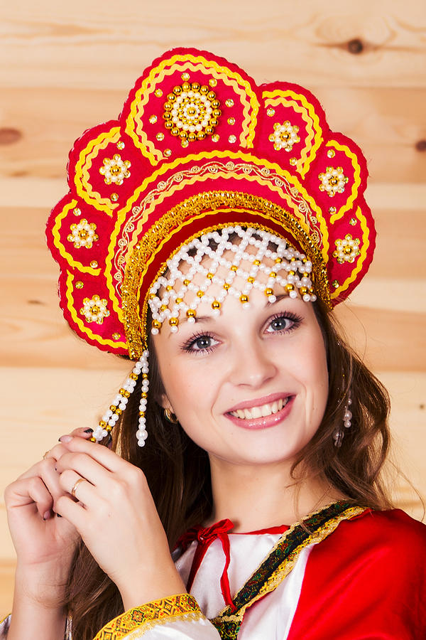 Русские костюмы девушки в кокошниках