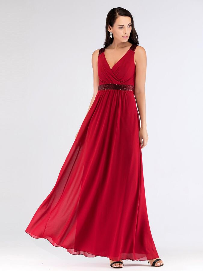Длинное бордовое нарядное вечернее платье с блестящим поясом и завышенной талией