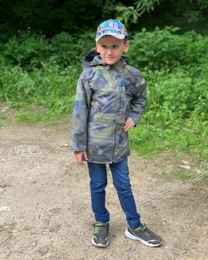 Демисезонная куртка рыбалка. Мальчик в куртке и штанах демисезонных. Парка на флисе для мальчика. Куртка для мальчика демисезонная яркая.