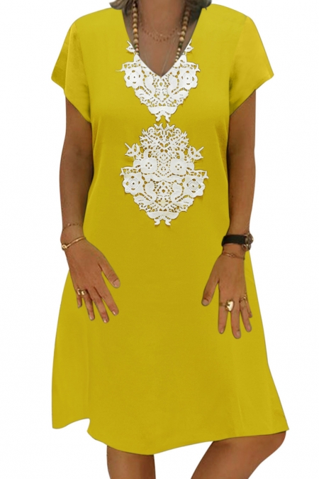 Желтое свободное платье с V-образным вырезом и белой кружевной вставкой