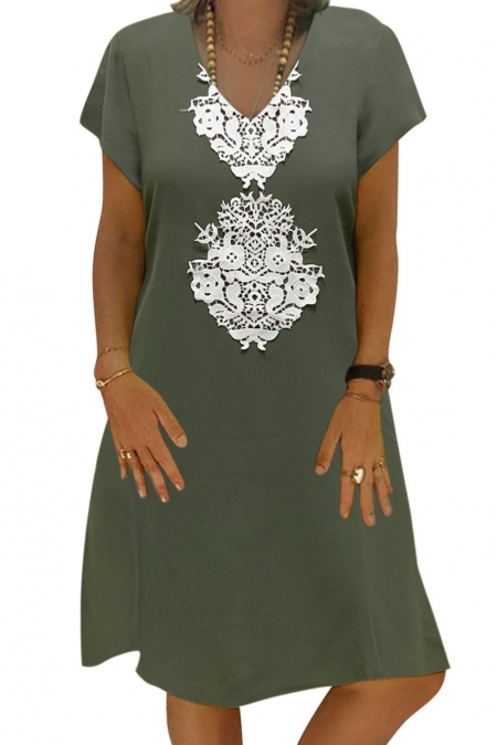 Оливковое свободное платье с V-образным вырезом и белой кружевной вставкой