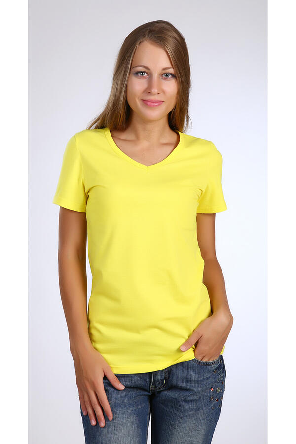 Женщина в желтой футболке
