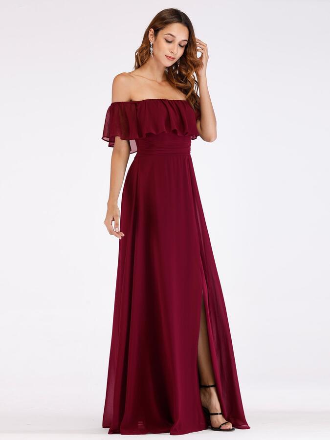 Вечернее длинное  бордовое платье с открытыми плечами  и разрезом