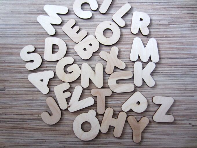 Случайный набор букв. Английский алфавит из дерева. Набор английских букв. Набор деревянных букв. Набор букв для печати.