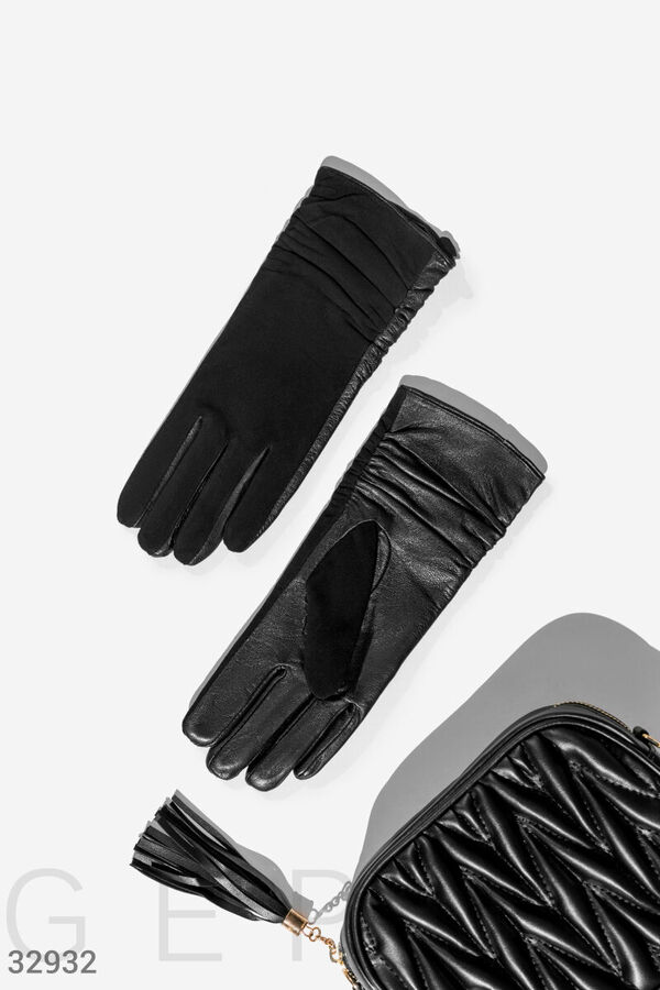 Черные замшевые перчатки
