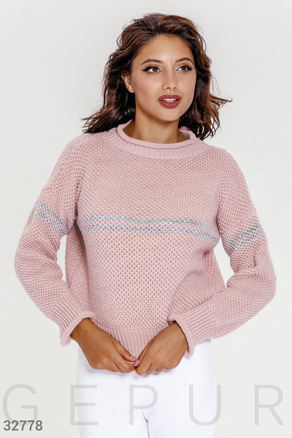 Вязаный свитер розового оттенка