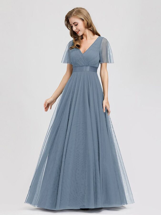 Вечернее длинное синее платье с двойным V-образным вырезом и короткими рукавами