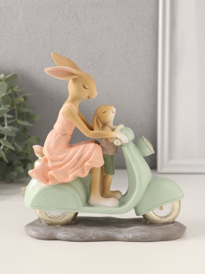 СИМА-ЛЕНД Фигурка полистоун «Зайки. Мама с сыном на мопеде», 16x6x17.5 см