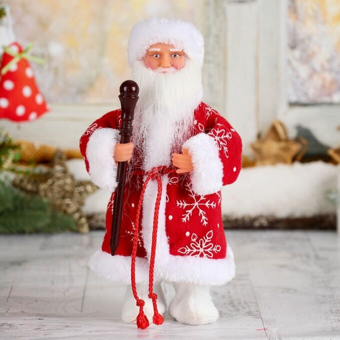 Дед Мороз, в красной шубе и валенках, с посохом, без музыки, двигается