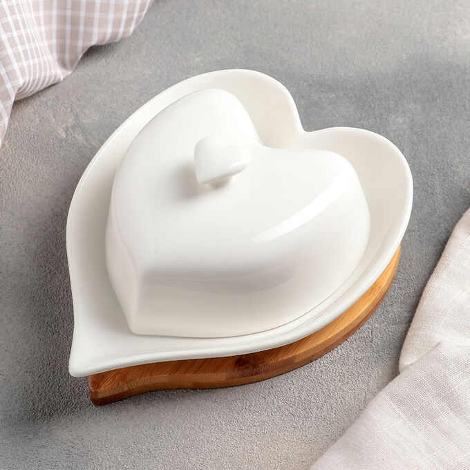 Маслёнка Доляна «Эстет. Сердце», 17x12,5x8 см, на деревянной подставке, цвет белый