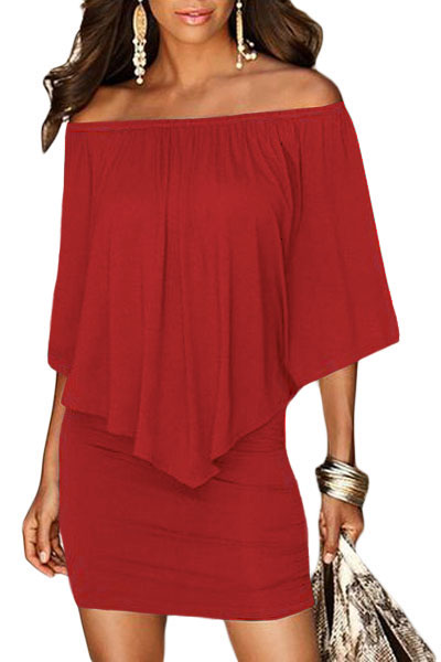 Красное мини-платье с обнаженными плечами и широким воланом-оборкой