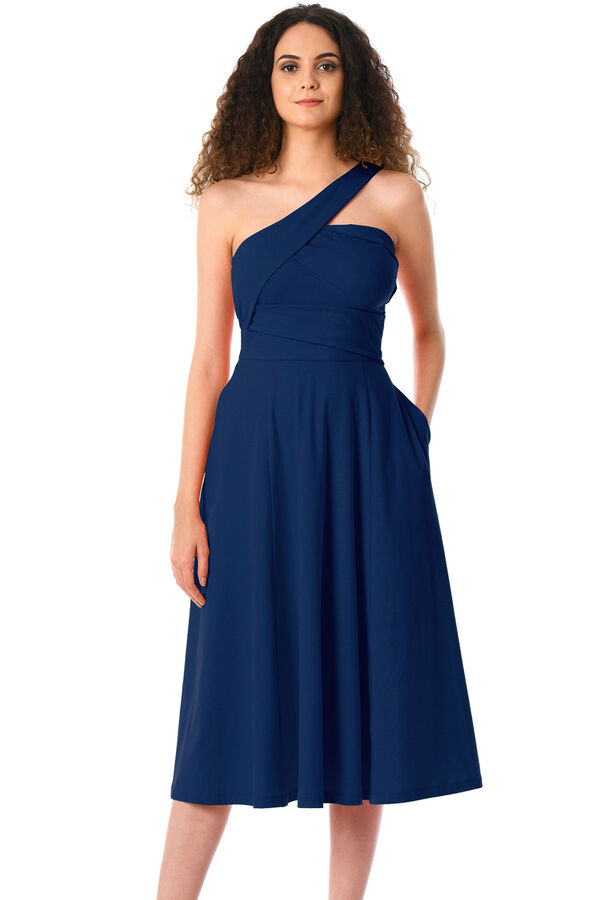 Темно-синее платье с бретелью на одно плечо и расклешенной юбкой с карманами