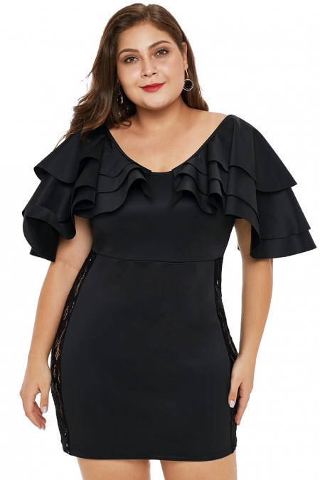 Черное облегающее мини платье с кружевными вставками по бокам и многослойными воланами