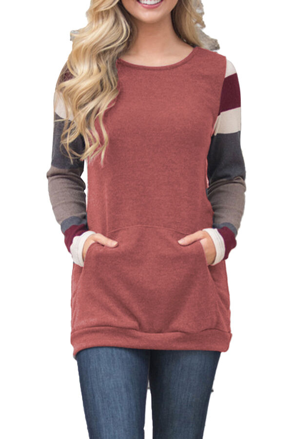 Приглушенно-красный свитер с карманами и разноцветными полосами на рукавах