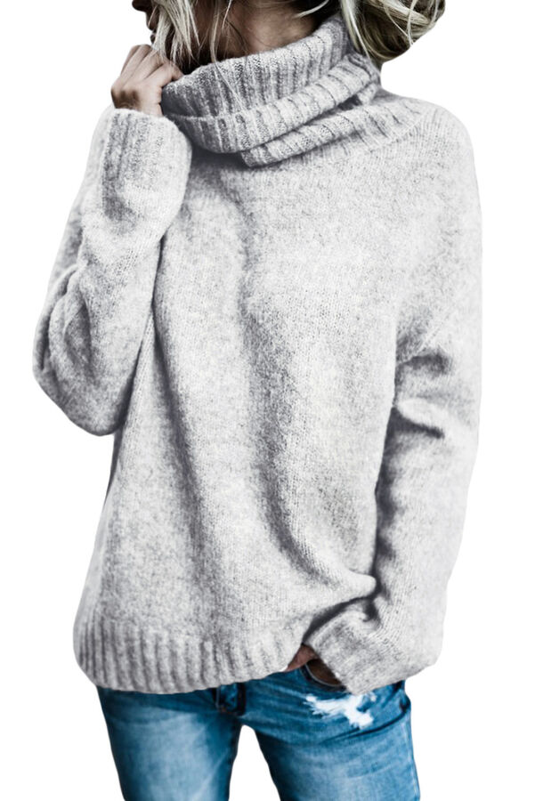 Серый вязаный свитер с высоким отложным воротом и боковыми разрезами