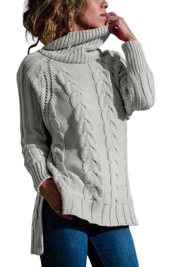 Светло-серый удлиненный сзади свитер с высоким воротом и узором из &quot;кос&quot;