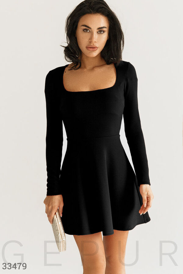 Лаконичное черное платье