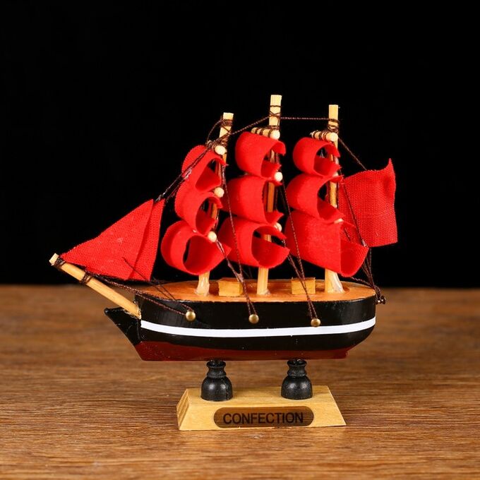 Корабль сувенирный малый «Марианна», борта с белой полосой, паруса алые, 3?10?10 см