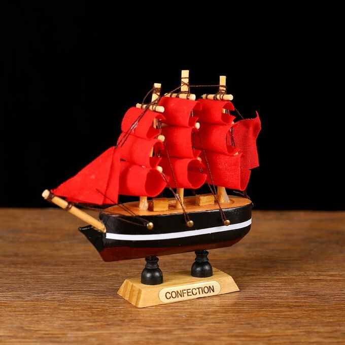 Корабль сувенирный малый «Марианна», борта с белой полосой, паруса алые, 3x10x10 см