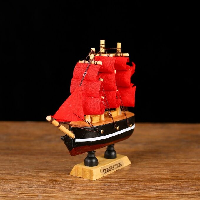 Корабль сувенирный малый «Марианна», борта с белой полосой, паруса алые, 3x10x10 см
