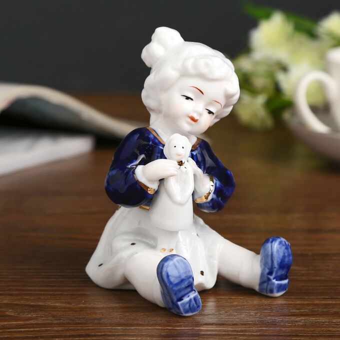 Сувенир керамика &quot;Малышка с куколкой&quot; кобальт 11х9х7.5 см