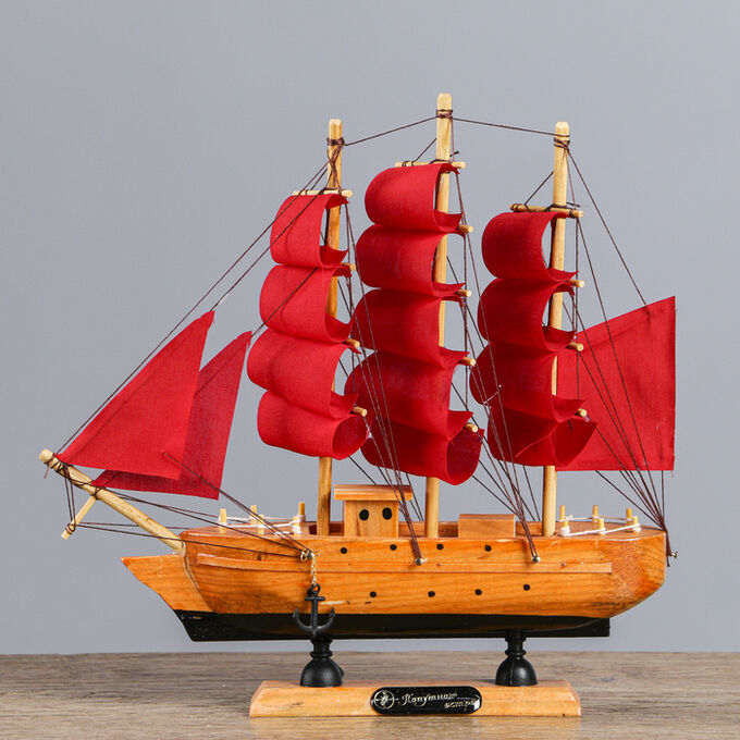 Корабль сувенирный малый «Дакия», борта светлое дерево, паруса алые, 5-23-22 см