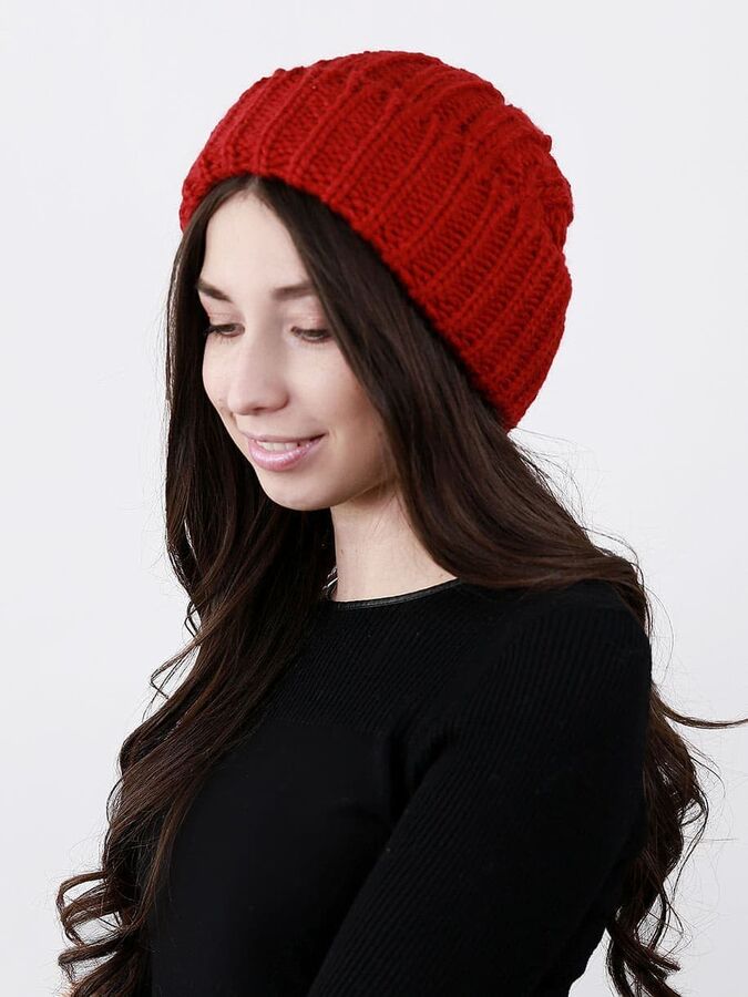 Шапка лапша. Красная шапка крупной вязки. Красная вязаная шапка женская. Красная шапка с отворотом. Шапка лапша женская.