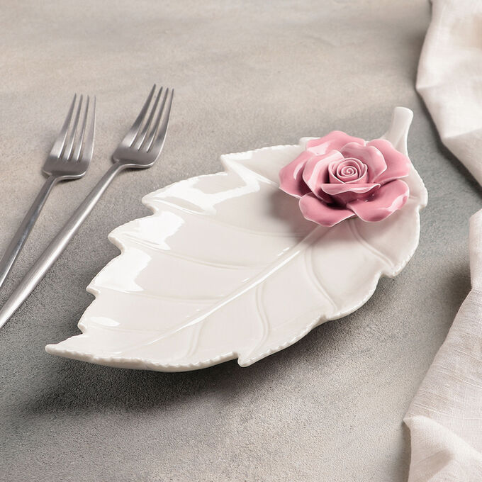 СИМА-ЛЕНД Блюдо сервировочное «Лист с розой», 27?14?4,5 см, цвет бело-розовый